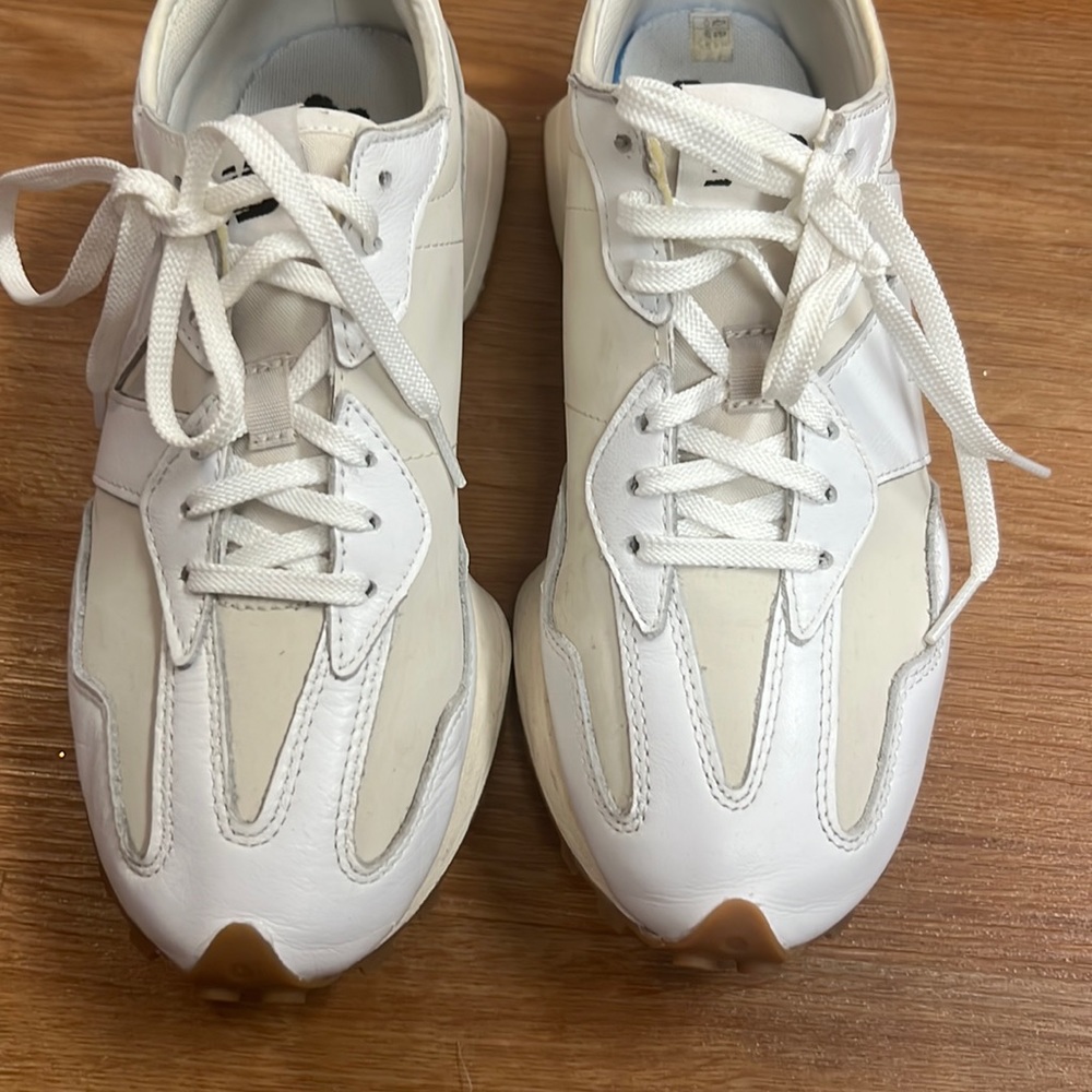 Like new New Balance 327 White/off white sneaker size 9